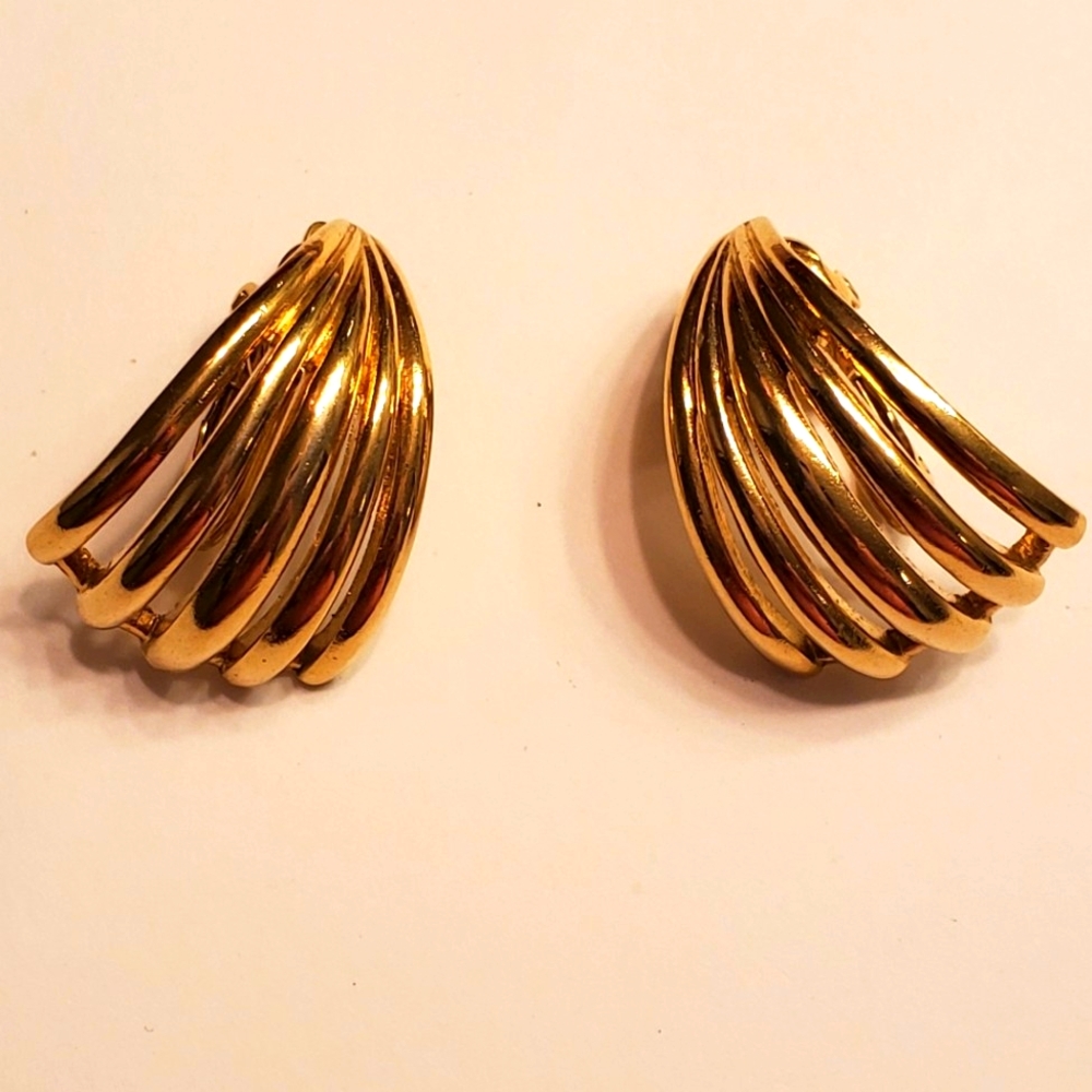 VINTAGE Trifari signed clip on Earrings Gold Tone Fan Shaped 90s jewelry
